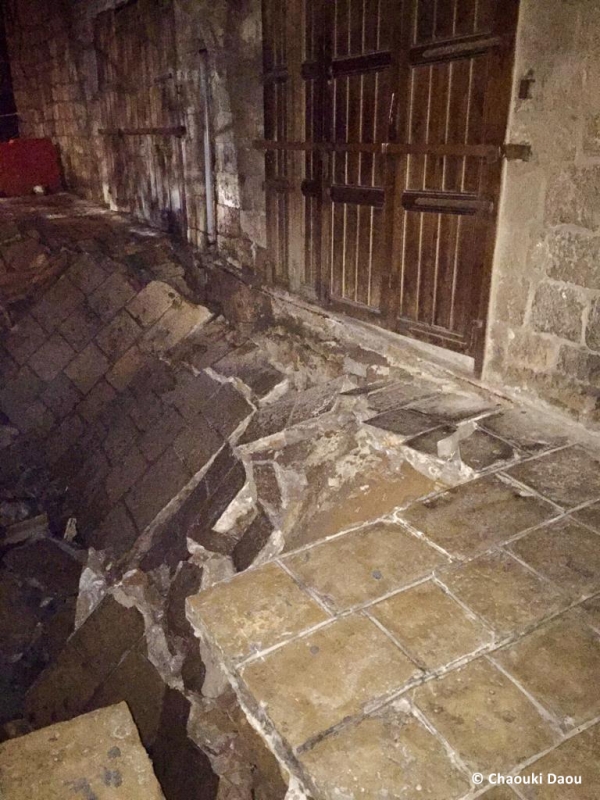 بالصور : انهيار أرضي بين مدخل قلعة جبيل والسوق القديم في جبيل